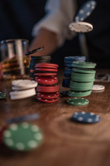 fliegende Pokerchips auf altem Tisch
