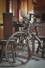 Fototapeta na wymiar Vecchia Bicicletta Abbandonata Urbex Hotel GrottaVedere