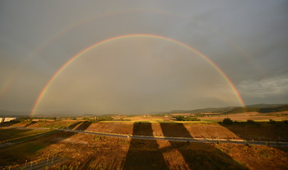 Arcoiris completo en los campos de Alava visto desde Vitoria-Gasteiz (Spain)