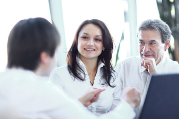 Fototapeta premium closeup. business team talking while sitting at your Desk