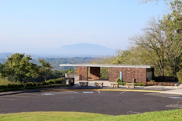 The overlook building at the park with a view of the mountains.