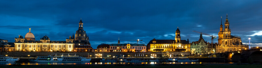 Dresden - Panorama mit Elbufer in der blauen Stunde