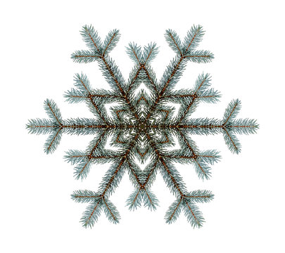 Schneeflocke, geformt aus Weihnachtsbaum &Auml;sten, Tannenzweigen, freigestellt isoliert vor wei&szlig;em Hintergrund.