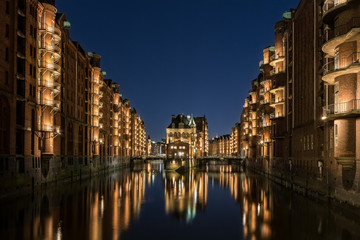 Obraz premium Hamburg Speicherstadt at blue hour. The blue sky and the color of the lights is a nice interaction. 