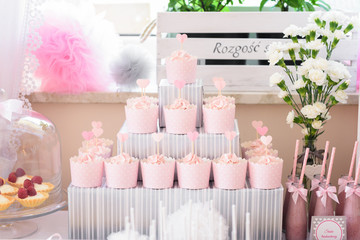 Fototapeta na wymiar Pink cupcakes on the sweet table
