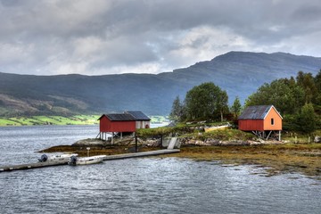 Norwegen, Fähre, Autofähre, Wolken, bedeckt, Regen, Anleger, Fähranleger, Bootsschuppen, Rorbu,...