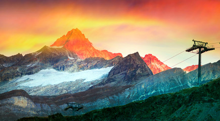 Naklejka premium Wyciąg narciarski przed Matterhorn