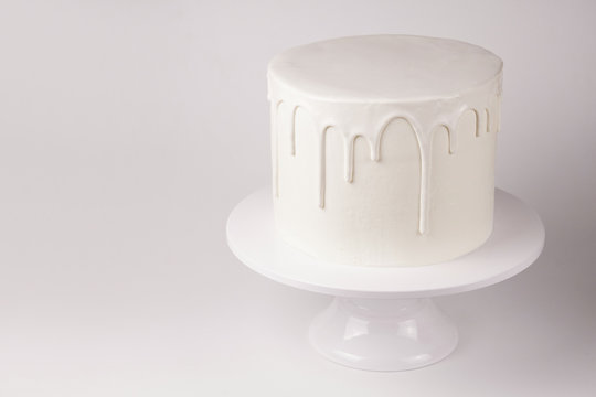706,700+ White Cake Stock Photos, Pictures & Royalty-Free Images - iStock | White  cake slice, Black and white cake, White cake top view