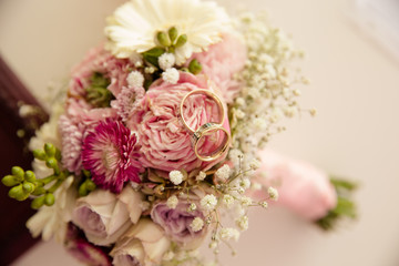 pinker Brautstrauß mit Ringen zur Hochzeit