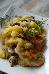 Spezzatino di manzo con patate, carote e funghi