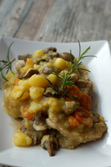 Spezzatino di manzo con patate, carote e funghi