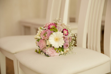 pinker Brautstrauß mit Ringen zur Hochzeit