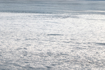 Schneebedeckte zugefrorene Seeoberfläche