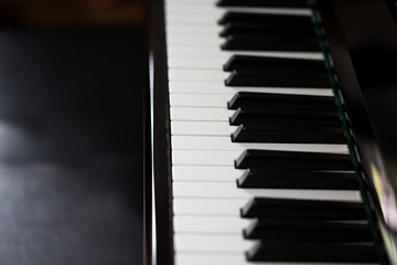 Naklejka premium Closeup of a piano keyboard