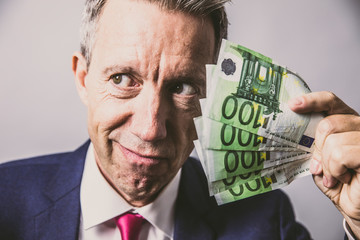Euro, Geld, Mann hält Geldscheine in der Hand