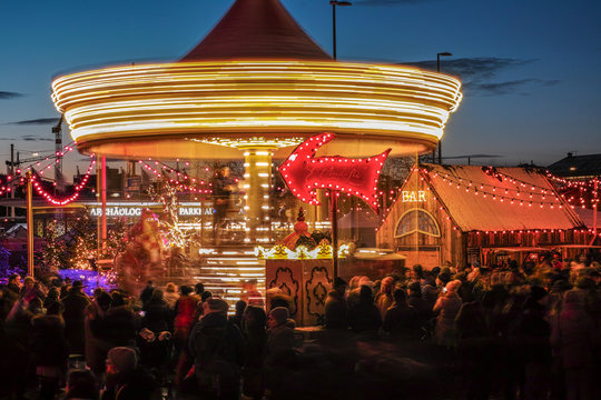 Karusell am Weihnachtsmarkt am Sechsel&auml;utenplatz in Z&uuml;rich