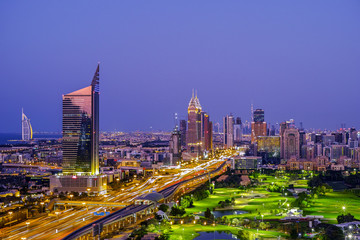 Fototapeta na wymiar Blaue Stunde in Dubai mit Blick auf der Autobahn