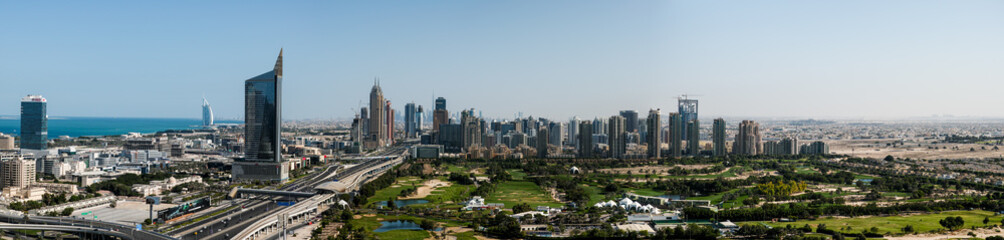 Fototapeta na wymiar Panorama von Dubai, inklusive Golfplatz