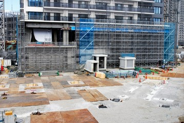 建築中