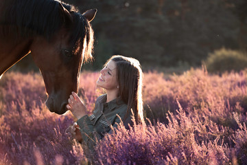 Frau und Pferd in der Heide