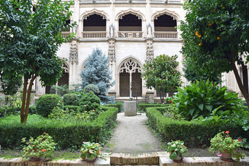 Fototapeta na wymiar Jardin du monasttère San Juan de los Reyes à Tolède en Espagne