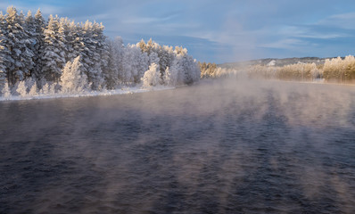 Winter an einem Fluss in Schweden