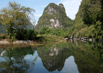 Fototapeta na wymiar Karst mountains and limestone peaks of Yulong River, Yangshuo, Guilin, China,
