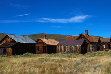Obraz premium Colored vintage old looking photo of empty streets of abandoned ghost town Bodie in California, USA