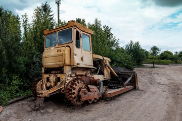Fototapeta na wymiar old broken bulldozer