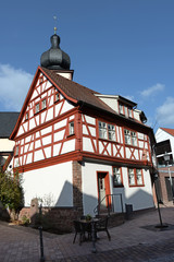 historisches Fachwerkhaus an der Pfarrkirche Marktheidenfeld