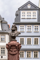 Neue Altstadt von Frankfurt am Main mit dem wiedererrichteten, historischen Haus zur Flechte und dem Friedrich Stoltze Brunnen auf den H&uuml;hnermarkt