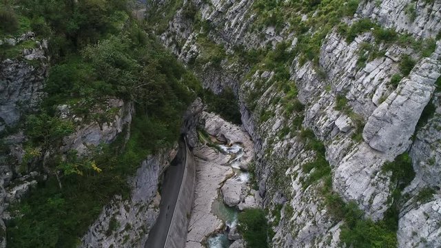 4k 60ips France Provence Alpes Cote d'azur vue a&eacute;rienne de clue de Saint-Auban - mont&eacute;e depuis la clue et sortie avec vue paysage