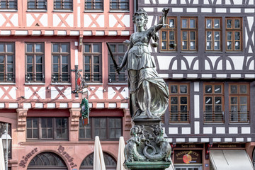 Fototapeta premium Frankfurter Fachwerkhäuser am Römerberg mit Justitia-Brunnen