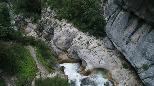 4k 60ips France Provence Alpes Cote d'azur vue a&eacute;rienne de clue de Saint-Auban retour arriere vers cascade