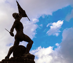 Naklejka premium Statue of the Fallen on the Background of Blue Sky