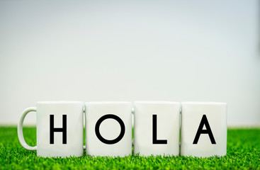 Tazas desayuno hola día a día con hierva verde buenos días por la mañana © Ruten