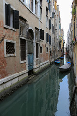 Fototapeta na wymiar Venedig bei Hochwasser: Blick auf einen Kanal