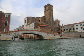 Fototapeta na wymiar Venedig: Schifffahrt entlang des Stadtteils Cannaregio 