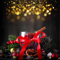 Glühwein vor glitzernden Hintergrund