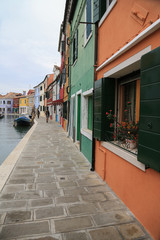 Insel Burano bei Venedig: Farbenfrohe Hausfassaden am Kanal