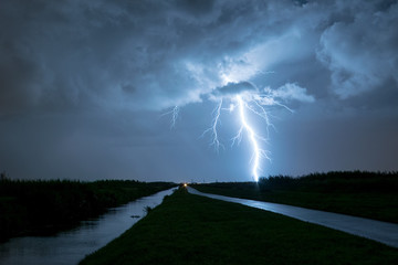 A very powerful branched lightningbolt hits the earth in the Green Heart of Holland: the area between the cities of Amsterdam, Rotterdam and The Hague
