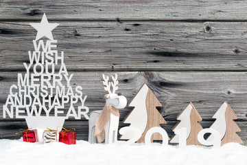 Frohe Weihnachten und ein glückliches neues Jahr 2019 rustikal vor Holzhintergrund als Kartenmotiv