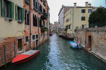 Fototapeta na wymiar Venedig bei Hochwasser: Blick auf einen Kanal im Stadtteil Cannaregio