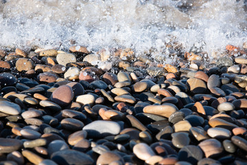 Steine am Strand vom Wasser umspült