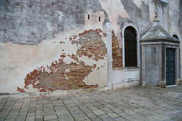 Venedig: Verwitterte Fassade einer alten Synagoge im jüdischen Viertel im Stadtteil Cannaregio