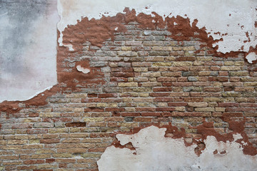 Fototapeta premium Wenecja: Zwietrzała ściana domu starej synagogi (fragment) w dzielnicy żydowskiej w dzielnicy Cannaregio