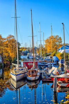 kleiner Yachthafen im Hafen von Hamburg Harburg