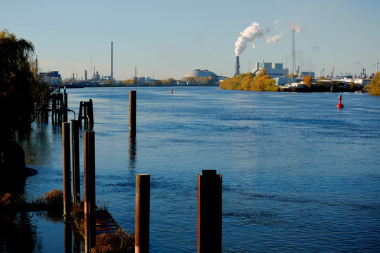 Blick die Elbe hinab auf Kohlekraftwerk Moorburg und die Raffinerie