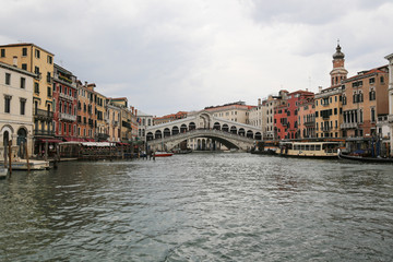 Venedig bei Hochwasser: Rialtobrücke, Paläste, Gondeln und Boote am Canal Grande 