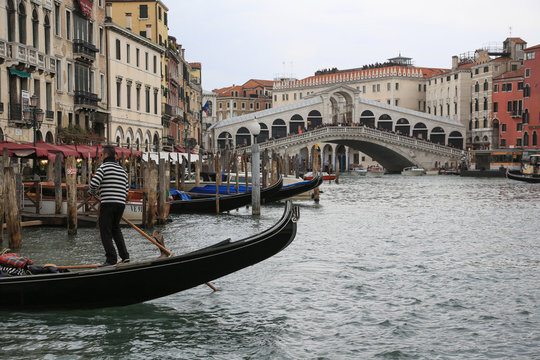 Venedig bei Hochwasser: Palast, Gondeln und Boote am Canal Grande vor der Rialtobrücke
